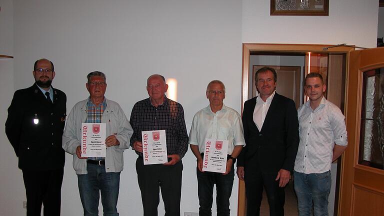 Ehrungen gab es bei der Freiwilligen Feuerwehr Haard: (von links)  Johannes Heim, Ewald Kiesel, Egon Hehn, Bernd Wilm, Edgar Thomas und Björn Wirsching. Foto: Kiesel       -  Ehrungen gab es bei der Freiwilligen Feuerwehr Haard: (von links)  Johannes Heim, Ewald Kiesel, Egon Hehn, Bernd Wilm, Edgar Thomas und Björn Wirsching. Foto: Kiesel