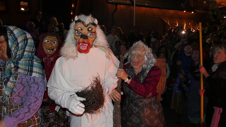 Der Winter wurde von den Hexen gefangen genommen und aus dem Dorf verbannt.