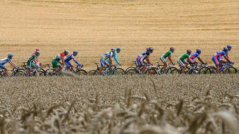 Ein Bild aus alten Zeiten: 2006 machte die Deutschlandtour auch in Schweinfurt Halt, damals fuhren die Radprofis von Witzenhausen nach Schweinfurt durch Kornfelder. In diesem Jahr geht es am 22. August auf der ersten Etappe von Schweinfurt aus nach Heilbronn. Die Tour endet am 25. August in Saarbrücken.