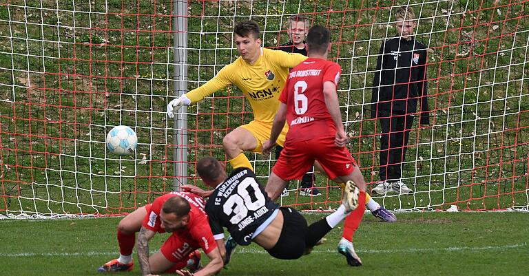Benyas Solomon Junge-Abiol (schwarzes Trikot) setzt sich gegen Leon Heinze (von links), Vladyslav Vertei sowie Marcel Volkmuth vom TSV Aubstadt durch und erzielt den 1:0-Siegtreffer für die Würzburger Kickers.