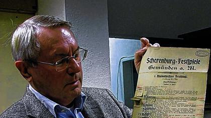 Norbert Schuch mit der Zugordnung des historischen Festzugs zu den ersten Scherenburgfestspielen 1909.