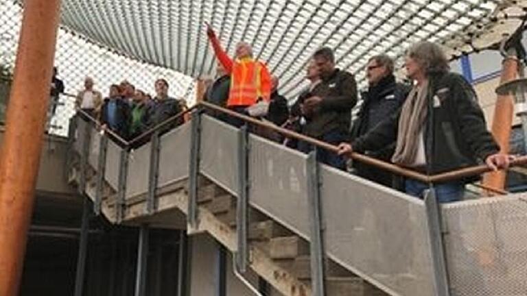 Dieter Federlein, Regionalbeauftragter der Ingenieurkammer-Bau, erklärt seinen Kollgen bei der Baustellentour am Rhön-Klinikum die umfassenden Arbeiten am Campus.