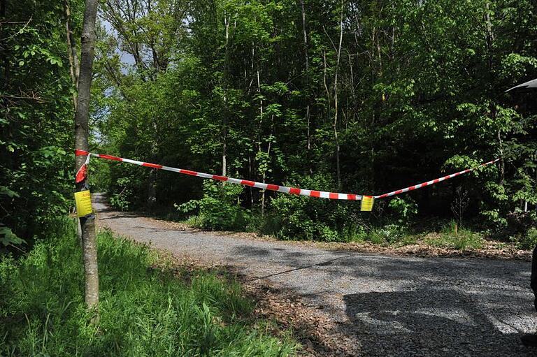 So sollten korrekte Absperrungen aussehen. Dass diese nicht überall passten, sagt Gerhard Röthlein, der mit über 50 Fotos dokumentiert hat, dass Zugänge am Sonntagabend ohne Schilder und Bänder und am Montag zumindest mit Sperrbändern gekennzeichnet waren.