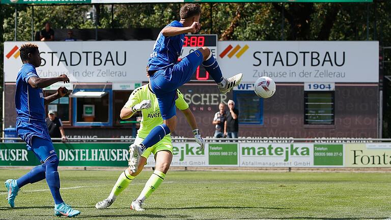 Torschütze Mohamed Conte (links) und Vorlagengeber Luis Wagner vom FV 04 Würzburg überlisten Bambergs Torwart Ben Olschewski. Zum Start in die neue Bayernliga-Saison hat der FV sein Heimspiel auf der Sepp-Endres-Sportanlage an der Mainaustraße gegen den FC Eintracht Bamberg gewonnen.