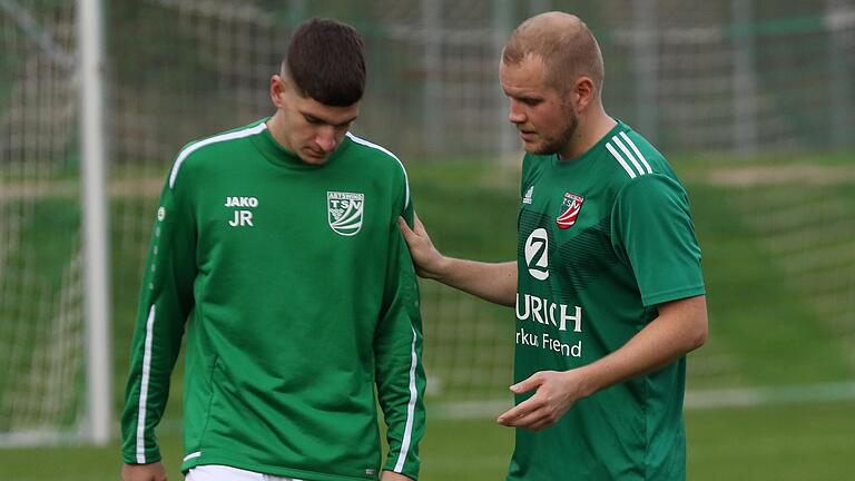 Abtswinds Spielertrainer Patrick Gnebner (rechts) im Gespräch mit Julian Richter.