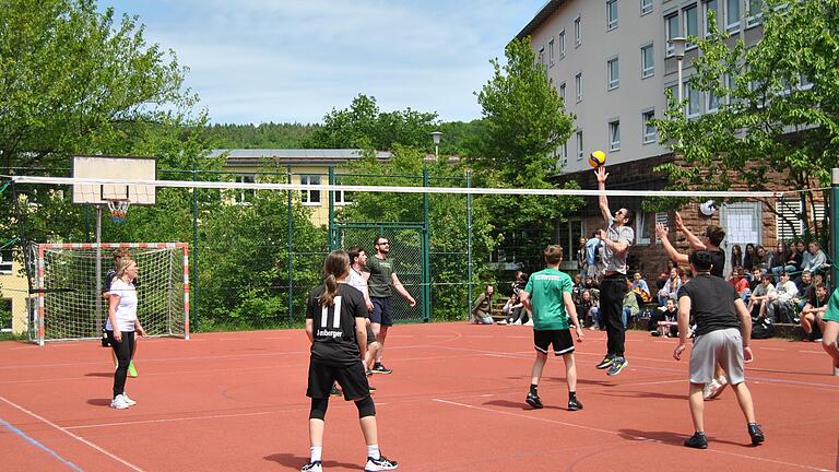 Endspiel der 9c gegen die Lehrermannschaft.