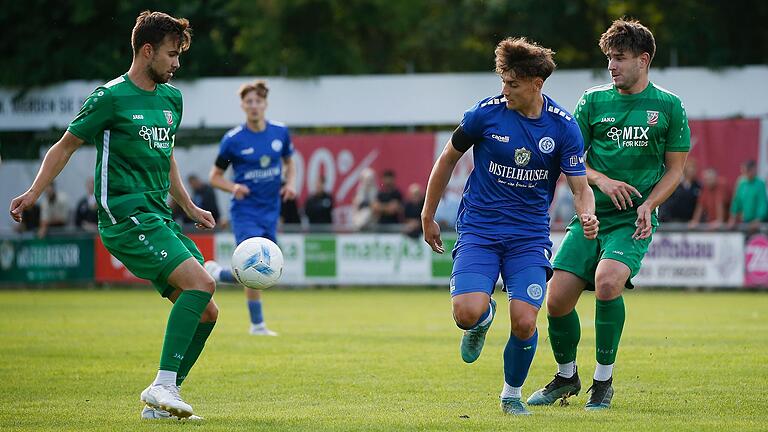 Das Unterfranken-Derby hat der TSV Abtswind im Griff. Fünf Siege verbuchten die Abtswinder zuletzt im Duell gegen den FV 04 Würzburg. Hier kontrollieren TSV-Kapitän Max Wolf (links) und Pascal Henninger den Ball vor Fabio Hock (Mitte). Der FV gewann das bislang letzte Mal im August 2019.