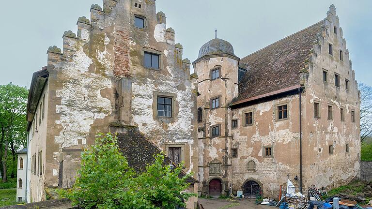 Sanierungsfall Schloss Schwebheim: Besitzer Marcel Neubert, der in der rechten der beiden abgebildeten Kemenaten wohnt, geht das Projekt mit großem Engagement an.