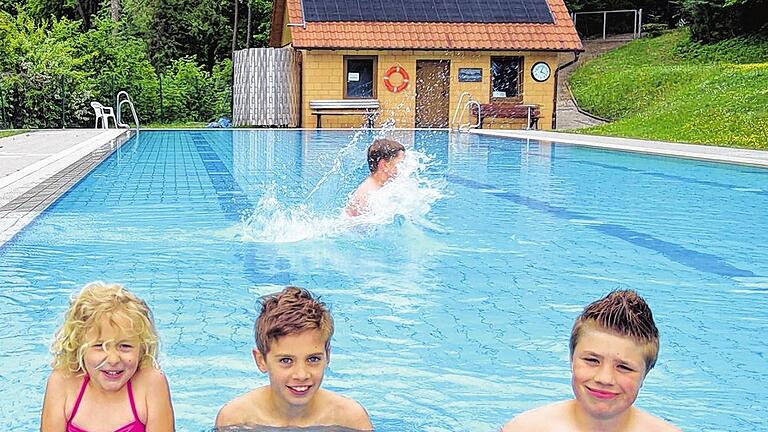Bibberbibber: Mit 18 Grad war das Wasser im Waltershäuser Freibad am Dienstagnachmittag noch etwas frisch. Die siebenjährige Samira (von links), Chris (9), Jannes (10) und Elias (12), die alle in Waltershausen wohnen, nahmen trotzdem ein erfrischendes Bad im 25 Meter langen Schwimmbecken, das vor 50 Jahren in Betrieb genommen wurde. Bibberbibber: Mit 18 Grad war das Wasser im Waltershäuser Freibad am Dienstagnachmittag noch etwas frisch. Die siebenjährige Samira (von links), Chris (9), Jannes (10) und Elias (12), die alle in Waltershausen wohnen, nahmen trotzdem ein erfrischendes Bad im 25 Meter langen Schwimmbecken, das vor 50 Jahren in Betrieb genommen wurde.