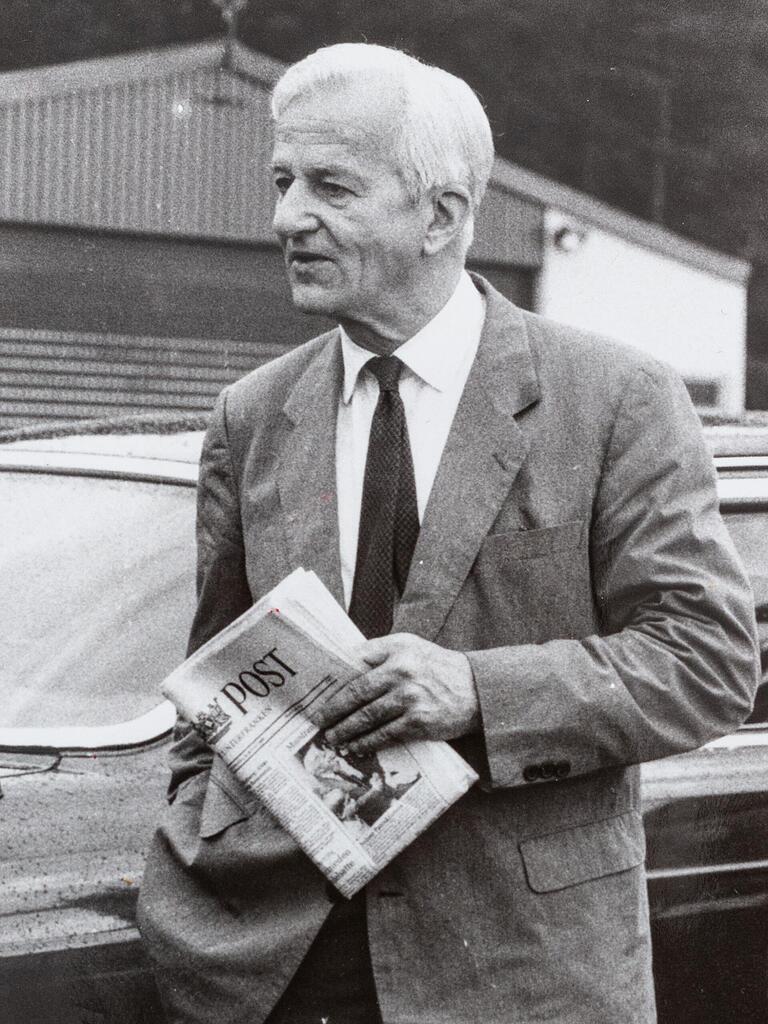 Passende Fluglektüre: Richard von Weizsäcker am Flugplatz Reiterswiesen.