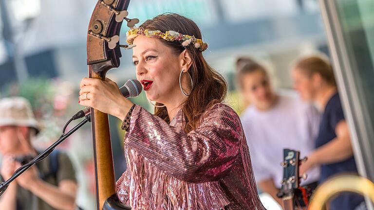 Stramu am Sonntag       -  Das Lutopia Orechestra tritt am Kaufhof auf. Zahlreiche Menschen besuchen am Sonntag (10.09.23) bei spätsommerlichen Temperaturen um 30 Grad das Straßenmusikfestival (Stramu) in der Innenstadt in Würzburg.