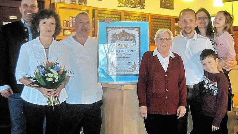 Vier Jahrzehnte währende Geschäftsbeziehung: Für die langjährige Treue der Familie Schmidt zur Brauerei Streck bedankte sich der Chef der Streck-Bräu, Axel Kochinki (links), bei der Wirtefamilie Schmidt in der Thüringer Hütte. Im Bild (ab Zweite von links) Annerose Schmidt, Jürgen Schmidt, Ulla Schmidt sowie Jürgen Schäfer und Julia Schäfer mit den Kindern Josef und Johanna. Kochinki freute sich, dass mittlerweile sogar schon die vierte Generation mit von der Partie ist. Vier Jahrzehnte währende Geschäftsbeziehung: Für die langjährige Treue der Familie Schmidt zur Brauerei Streck bedankte sich der Chef der Streck-Bräu, Axel Kochinki (links), bei der Wirtefamilie Schmidt in der Thüringer Hütte. Im Bild (ab Zweite von links) Annerose Schmidt, Jürgen Schmidt, Ulla Schmidt sowie Jürgen Schäfer und Julia Schäfer mit den Kindern Josef und Johanna. Kochinki freute sich, dass mittlerweile sogar schon die vierte Generation mit von der Partie ist.