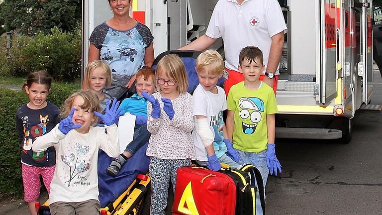 Mit einem Rettungswagen hat die BRK-Rettungswache Ebern den Kindergarten Ermershausen besucht. Dabei durften die Kinder mit Kindergartenleiterin Evi Stühler (hinten, links) das Fahrzeug anschauen und bekamen von Rettungssanitäter Michael Will (rechts) vieles erklärt.