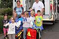 Mit einem Rettungswagen hat die BRK-Rettungswache Ebern den Kindergarten Ermershausen besucht. Dabei durften die Kinder mit Kindergartenleiterin Evi Stühler (hinten, links) das Fahrzeug anschauen und bekamen von Rettungssanitäter Michael Will (rechts) vieles erklärt.