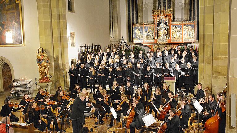 Ein Konzert mit zahlreichen Höhepunkten bot die Berufsfachschule für Musik Bad Königshofen am Sonntag in der Stadtpfarrkirche unter der Leitung von Schulleiter Professor Ernst Oestreicher.