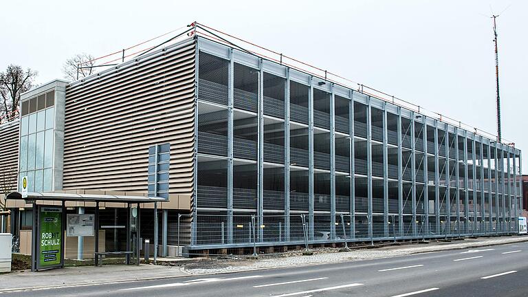 Das neue Parkhaus in der Mainberger Straße. Die Buslinie an der Station Söldnerstraße, links im Bild, führt allerdings nicht direkt zum Leopoldina. Wer dorthin will, geht am besten an die Haltestelle Museum Otto Schäfer, 150 Meter stadtauswärts.