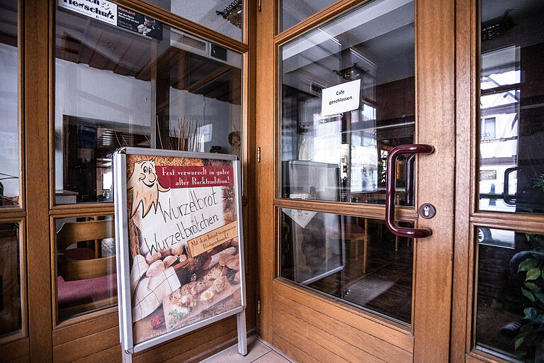 Der Betrieb war auch über die Hofheimer Stadtgrenzen bekannt für das Wurzelbrot. Inzwischen ist der Ofen in der Backstube jedoch erloschen, das zugehörige Café geschlossen.