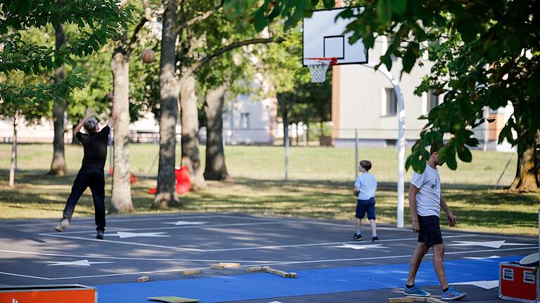 Auf dem ehemaligen Landesgartenschaugelände am Hubland kann auf verschiedenen Sportfeldern und dem Rundweg 'Beltwalk' gesportelt werden. Auf dem ehemaligen Landesgartenschaugelände am Hubland kann auf verschiedenen Sportfeldern und dem Rundweg 'Beltwalk' gesportelt werden.
