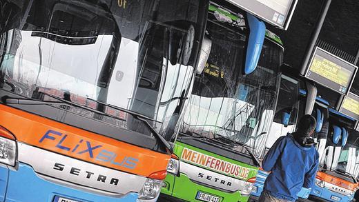 Fernbusmarkt im Wandel: Erst ziehen sich Unternehmen zurück, jetzt schließen sich die Großen zusammen.