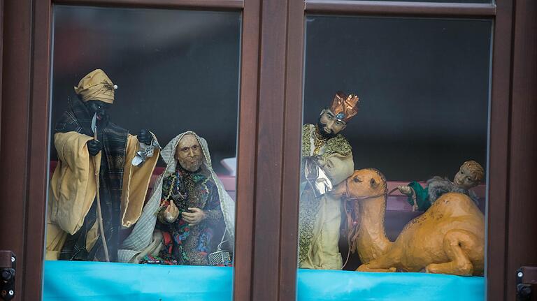 In den Fenstern des Gemeindehauses von St. Paul (Andreas-Grieser-Straße 2) steht die große ehemalige Kirchenkrippe mit Figuren aus Porzellan und Wachs.