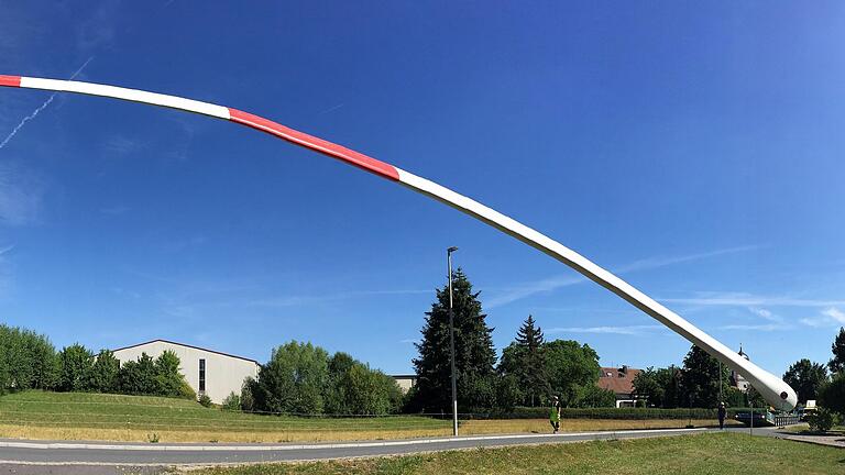 Windkraft auf dem Land (hier der Transport eines Windrades bei Burghaslach-Breitenlohe) wird für die künftige regionale Stromerzeugung eine große Rolle spielen.