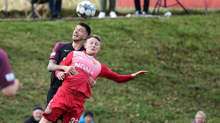 Joshua Endres (vorne) verliert in dieser Situation das Kopfballduell gegen Alexander Spitzer. Gegen den TSV Buchbach setzte es am Ende auch die fünfte Niederlage in Folge für den TSV Aubstadt.