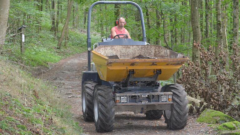 Den Berg hoch und wieder runter: Das Material sowie der anfallende Bauschutt werden mit einem sogenannten Dumper transportiert. Polier Walter Glier überwindet dafür jedes Mal viele Höhenmeter. Den Berg hoch und wieder runter: Das Material sowie der anfallende Bauschutt werden mit einem sogenannten Dumper transportiert. Polier Walter Glier überwindet dafür jedes Mal viele Höhenmeter.