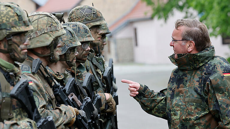 Suchte das Gespräch mit Soldatinnen und Soldaten: Verteidigungsminister Boris Pistorius am Dienstag beim Besuch der Infanterieschule in Hammelburg.