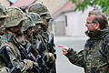 Suchte das Gespräch mit Soldatinnen und Soldaten: Verteidigungsminister Boris Pistorius am Dienstag beim Besuch der Infanterieschule in Hammelburg.