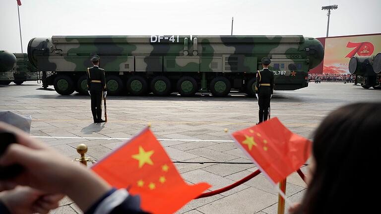 Militärfahrzeuge mit DF-41-Atomraketen - Der letzte bekannte Test einer Interkontinental-Rakete unter solchen Bedingungen durch China ist Jahrzehnte her. (Archivbild) Militärfahrzeuge mit DF-41-Atomraketen - Der letzte bekannte Test einer Interkontinental-Rakete unter solchen Bedingungen durch China ist Jahrzehnte her. (Archivbild)