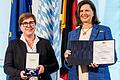 Birgit Erb, frühere Bürgermeisterin von Oberelsbach, nahm von Landtagspräsidentin Ilse Aigner den Bayerischen Verfassungsorden entgegen.
