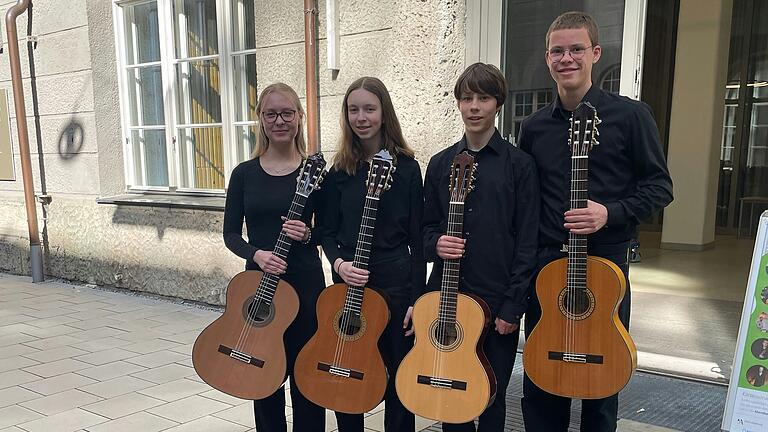 Die erfolgreichen Teilnehmer beim Landeswettbewerb 'Jugend musiziert' in Augsburg. Die erfolgreichen Teilnehmer beim Landeswettbewerb 'Jugend musiziert' in Augsburg.
