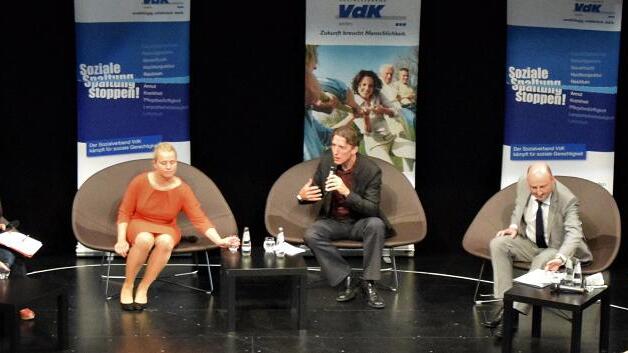 Lohr: Um soziale Gerechtigkeit drehte sich am Samstag in der Lohrer Stadthalle eine Podiumsdiskussion mit (von links) Alexander Hoffmann (CSU), Simone Barrientos (Linke), Verena Bentele (VdK), Moderator Dominik Schott, Bernd Rützel (SPD) und Manuela Rottmann (Grüne). Lohr: Um soziale Gerechtigkeit drehte sich am Samstag in der Lohrer Stadthalle eine Podiumsdiskussion mit (von links) Alexander Hoffmann (CSU), Simone Barrientos (Linke), Verena Bentele (VdK), Moderator Dominik Schott, Bernd Rützel (SPD) und Manuela Rottmann (Grüne).