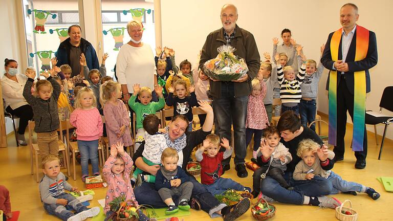 Im Rahmen ihrer Erntedankfeier verabschiedeten die Schwebenrieder KiTa-Kinder 'ihren Erwin'(Mitte). Im Bild (von links): Ganz hinten Kirchenpfleger Dieter Hettrich, KiTa-Leiterin Annette Segritz, Erwin Feser, Pfarrer Christian Ammersbach. Im Rahmen ihrer Erntedankfeier verabschiedeten die Schwebenrieder KiTa-Kinder 'ihren Erwin'(Mitte). Im Bild (von links): Ganz hinten Kirchenpfleger Dieter Hettrich, KiTa-Leiterin Annette Segritz, Erwin Feser, Pfarrer Christian Ammersbach.