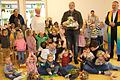 Im Rahmen ihrer Erntedankfeier verabschiedeten die Schwebenrieder KiTa-Kinder 'ihren Erwin'(Mitte). Im Bild (von links):&nbsp; Ganz hinten Kirchenpfleger Dieter Hettrich, KiTa-Leiterin Annette Segritz, Erwin Feser, Pfarrer Christian Ammersbach.