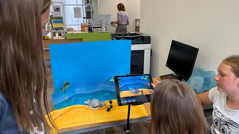 Kinder filmen einen ungewöhnlichen Strandtag.