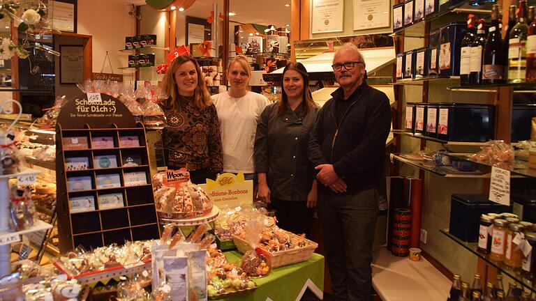 Im Café Ritter geht es weiter. Die Konditormeisterin Andrea Kleinschroth (Zweite von rechts) übernimmt das Café im Dezember. Ihr zur Seite stehen dabei auch (von links) Lisa-Maria Hesse, Natalia Wersunov und Karl-Heinz Hesse. Im Café Ritter geht es weiter. Die Konditormeisterin Andrea Kleinschroth (Zweite von rechts) übernimmt das Café im Dezember. Ihr zur Seite stehen dabei auch (von links) Lisa-Maria Hesse, Natalia Wersunov und Karl-Heinz Hesse.