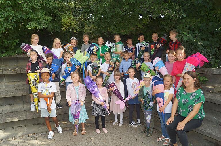 Die Klasse 1b mit 26 Kindern zog ins Schulhaus Gädheim ein. 17 Jungen und neun Mädchen kommen aus Horhausen, Dampfach, Steinsfeld und Wonfurt und werden von Uta Eisesmann unterrichtet. Lehrerin Katharina Hanold vertrat am Einschulungstag ihre Kollegin. Die Klasse 1b mit 26 Kindern zog ins Schulhaus Gädheim ein. 17 Jungen und neun Mädchen kommen aus Horhausen, Dampfach, Steinsfeld und Wonfurt und werden von Uta Eisesmann unterrichtet. Lehrerin Katharina Hanold vertrat am Einschulungstag ihre Kollegin.