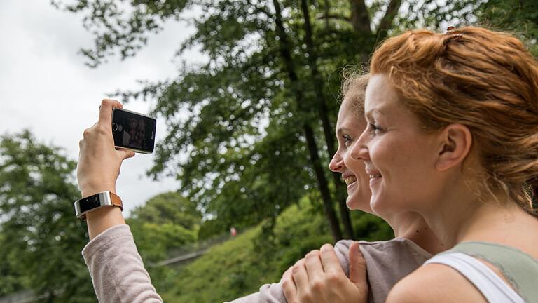 ZWei Frauen machen ein Selfie       -  Ein schnelles Selfie zu verschicken, verbraucht zwar Datenvolumen. Aber viele Mobilfunktarife bieten deutlich mehr Daten, als der durchschnittliche Nutzer benötigt.