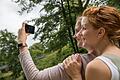 ZWei Frauen machen ein Selfie       -  Ein schnelles Selfie zu verschicken, verbraucht zwar Datenvolumen. Aber viele Mobilfunktarife bieten deutlich mehr Daten, als der durchschnittliche Nutzer benötigt.