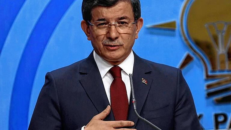 POLITICS-AKP       -  Erzwungener Rückzug aus Partei und Regierung: Ahmet Davutoglu.