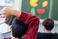 Bildung von Kindern und Jugendlichen       -  Ein Schüler meldet sich während einer Mathestunde. Der jüngste Bildungsbericht zeigt eine Kluft zwischen Bildungsgewinnern und -verlierern.
