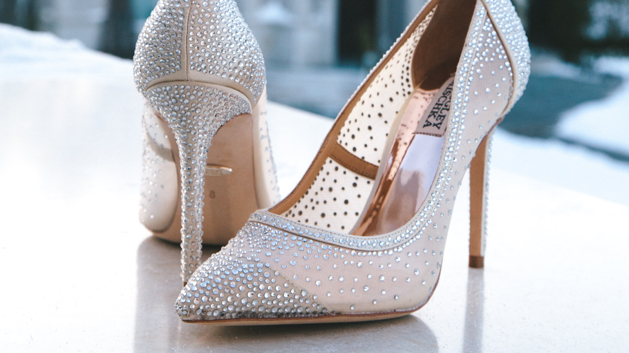wedding shoe       -  Laufen Sie unbedingt Ihre Brautschuhe vorher ein oder nehmen Sie Blasenpflaster mit.