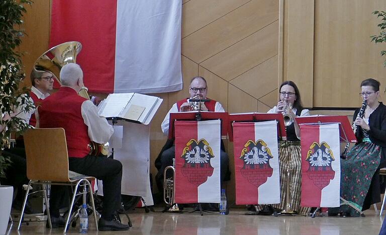 Wolfgang Düringer und seine Kirchweihmusikanten sorgten für die musikalische Gestaltung der Jubiläumsveranstaltung in der festlich geschmückten Fritz-Zeilein-Halle.