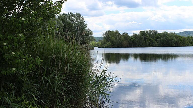 Der Kleidersee bei Augsfeld (Archivbild). Das Baden ist dort aktuell verboten, wie das Gesundheitsamt jetzt mitteilt.