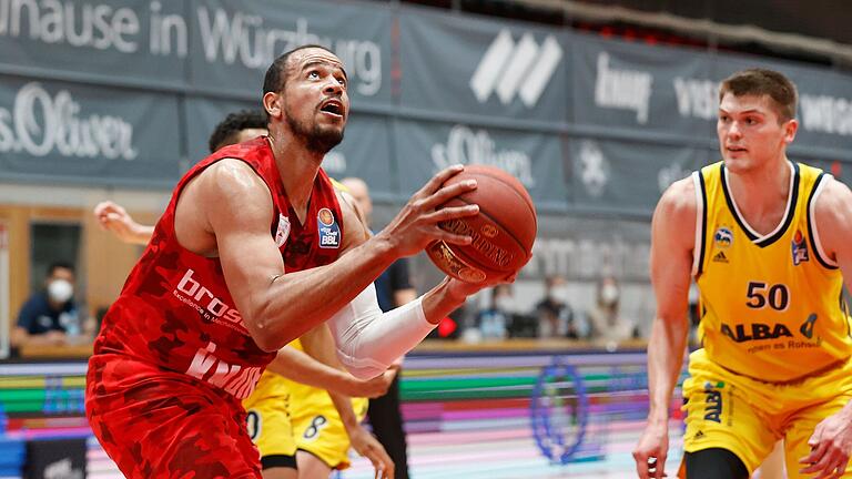 Alex King (am Ball) im Jahre 2021 im Trikot der Würzburger Baskets in einem Heimspiel gegen seinen ehemaligen Klub Alba Berlin. Alex King (am Ball) im Jahre 2021 im Trikot der Würzburger Baskets in einem Heimspiel gegen seinen ehemaligen Klub Alba Berlin.