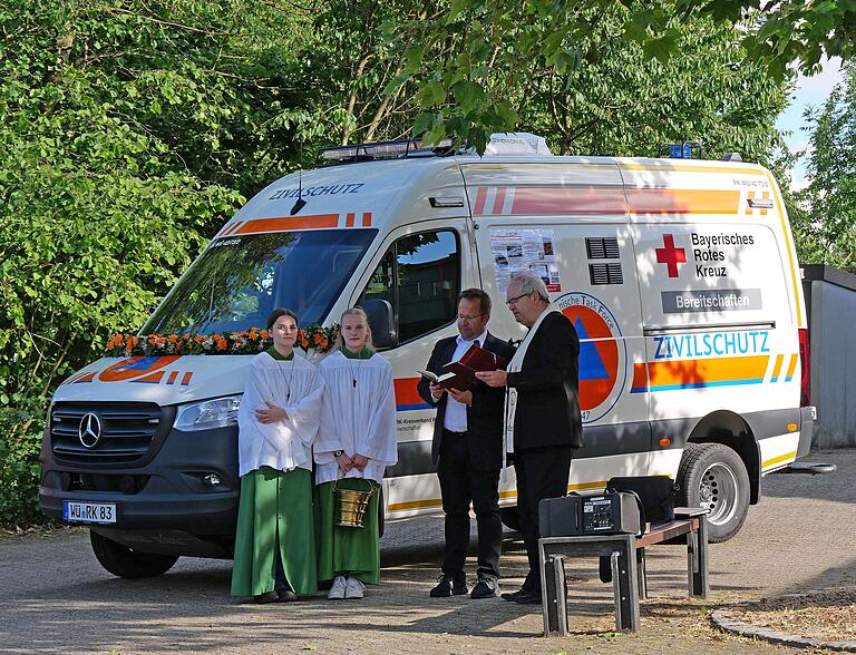 Bei der Segnung des beim Roten Kreuz in Bergtheim stationierten Notfallkrankenwagens durch Pfarrer Helmut Rügamer (rechts) und Pfarrer Ivar Brückner.