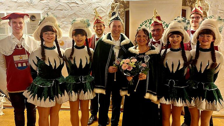 Prinzessin Yvonne I. und Prinz Christian II. zusammen mit Sitzungspräsident Julian Salzmann, erstem Vorstand Günter Geißler, Prinzengarde und Landsknechten.