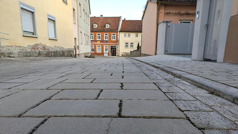 Kapellengasse Münnerstadt - Manche Steine in der Kapellengasse haben bereits einen Riss. Kapellengasse Münnerstadt - Manche Steine in der Kapellengasse haben bereits einen Riss.