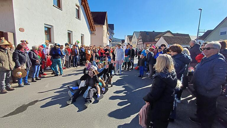 JUZ Westheim       -  Die Gruppe des JUZ Westheim nimmt mit kreativem Humor das Kanuverbot auf der fränkischen Saale aufs Korn und sorgt damit für Gesprächsstoff am Straßenrand.